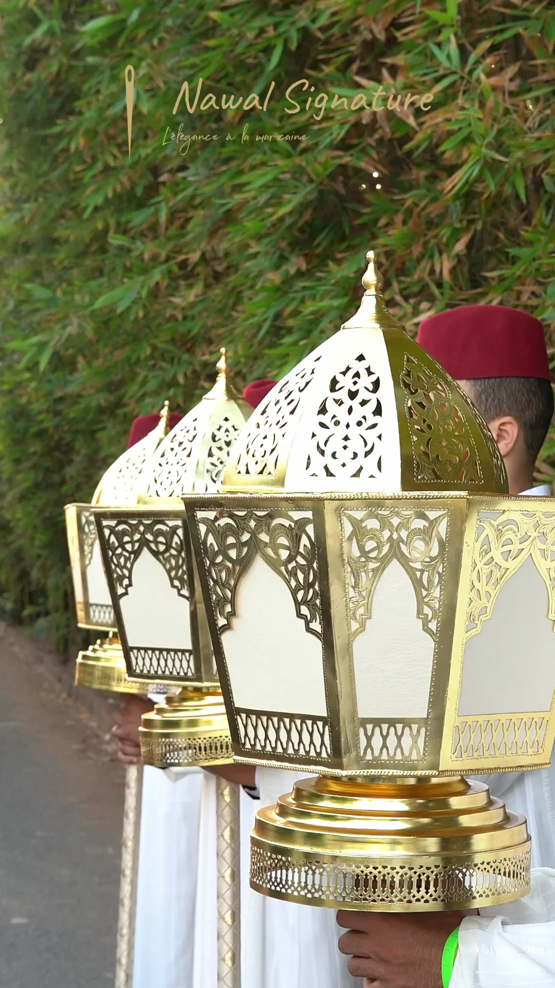 Fanous doré ajouré tenu par un porteur