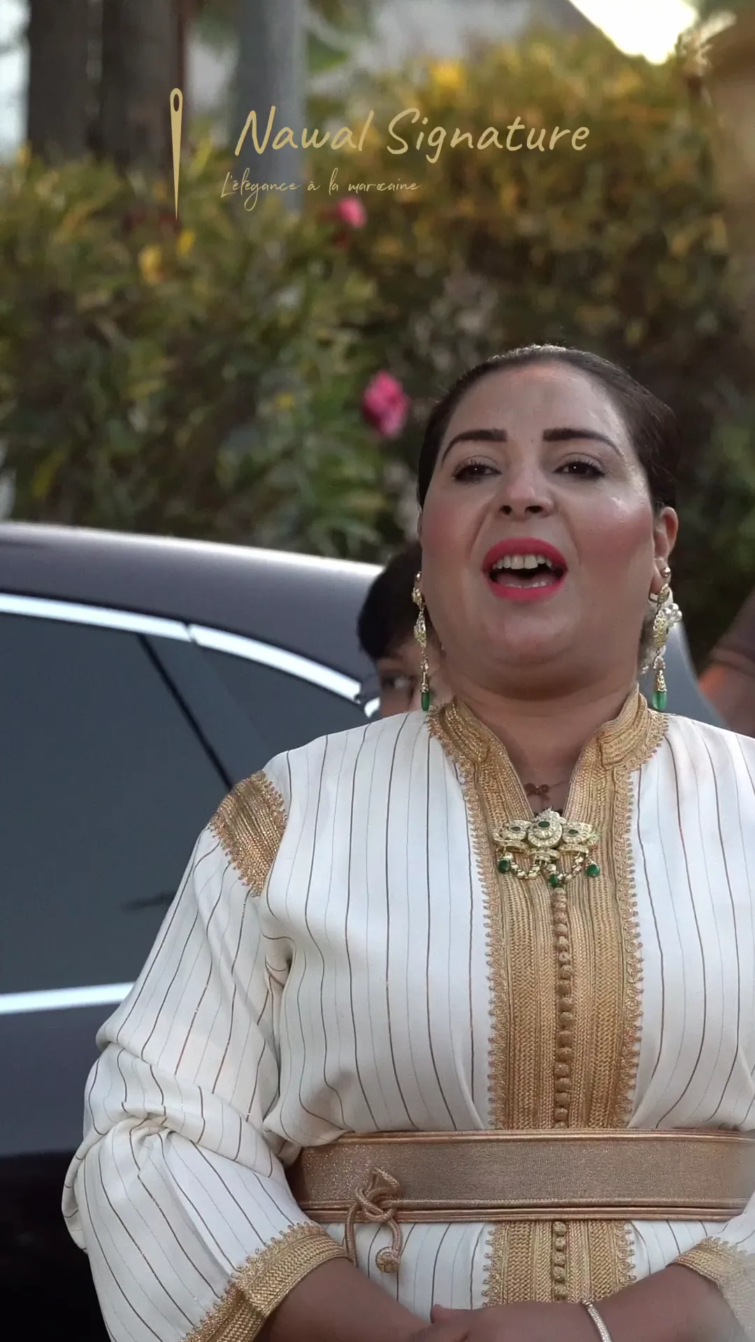 Femme en caftan blanc et doré à galons, pendant la cérémonie