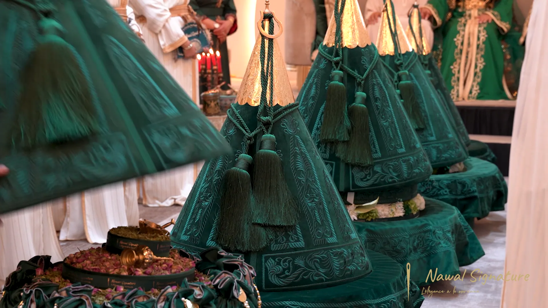 Femmes en caftans blancs et dorés tenant de petits plateaux