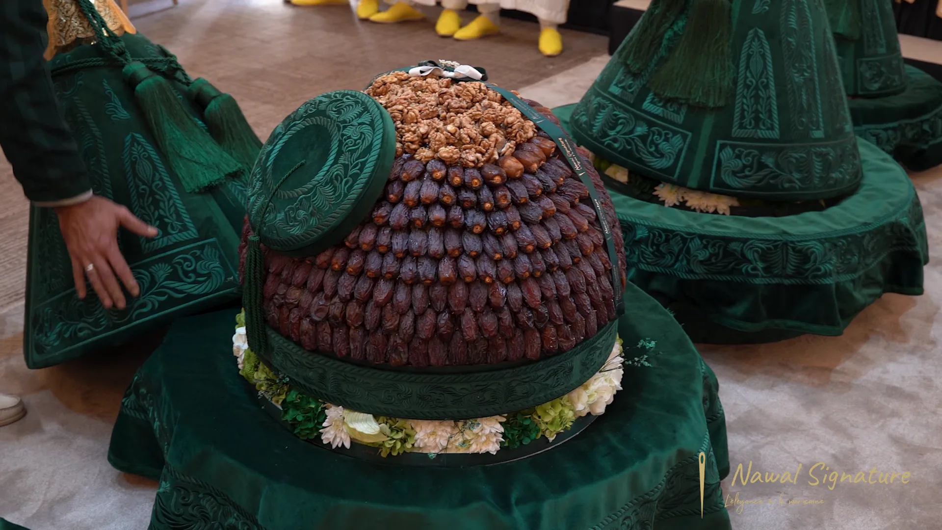 Dôme de dattes sur plateau de velours vert brodé et couronne de fleurs blanches