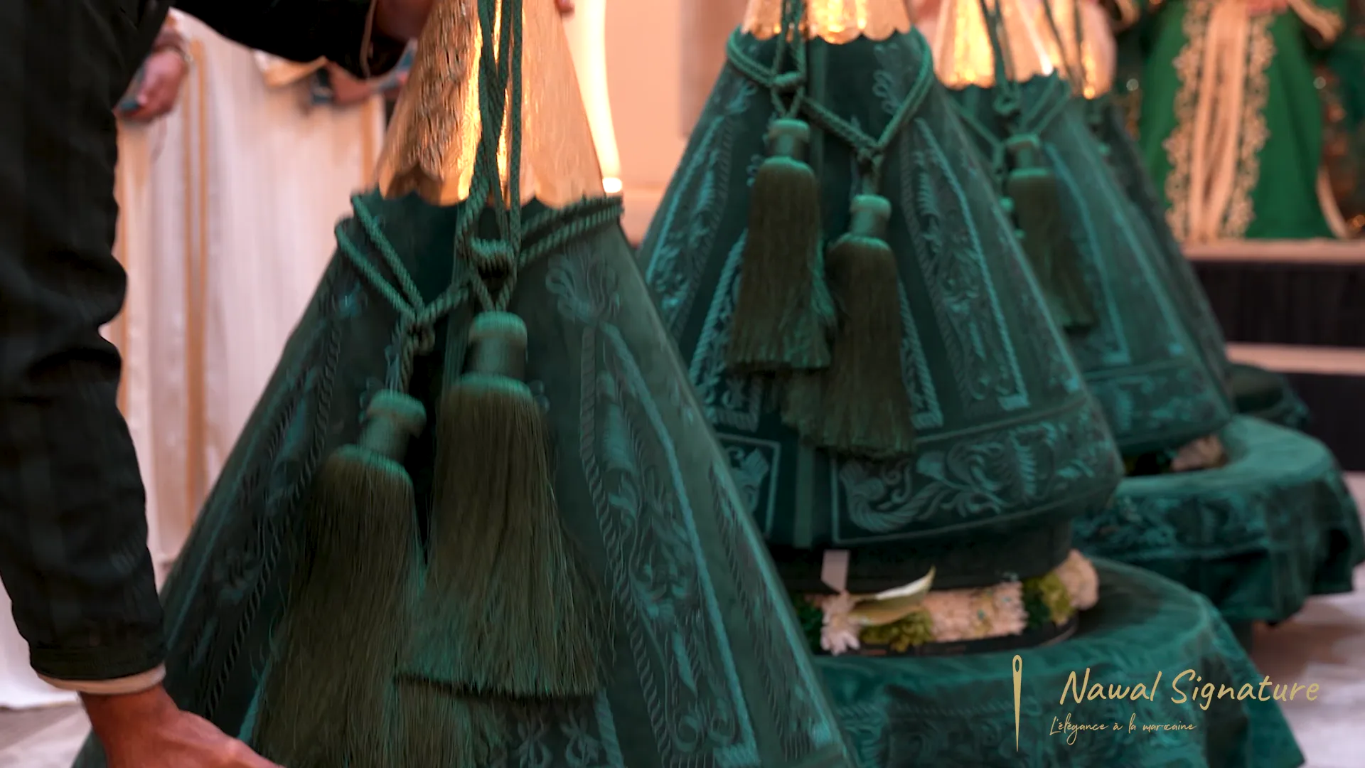 Détail de passementerie : glands et broderies dorées sur velours vert